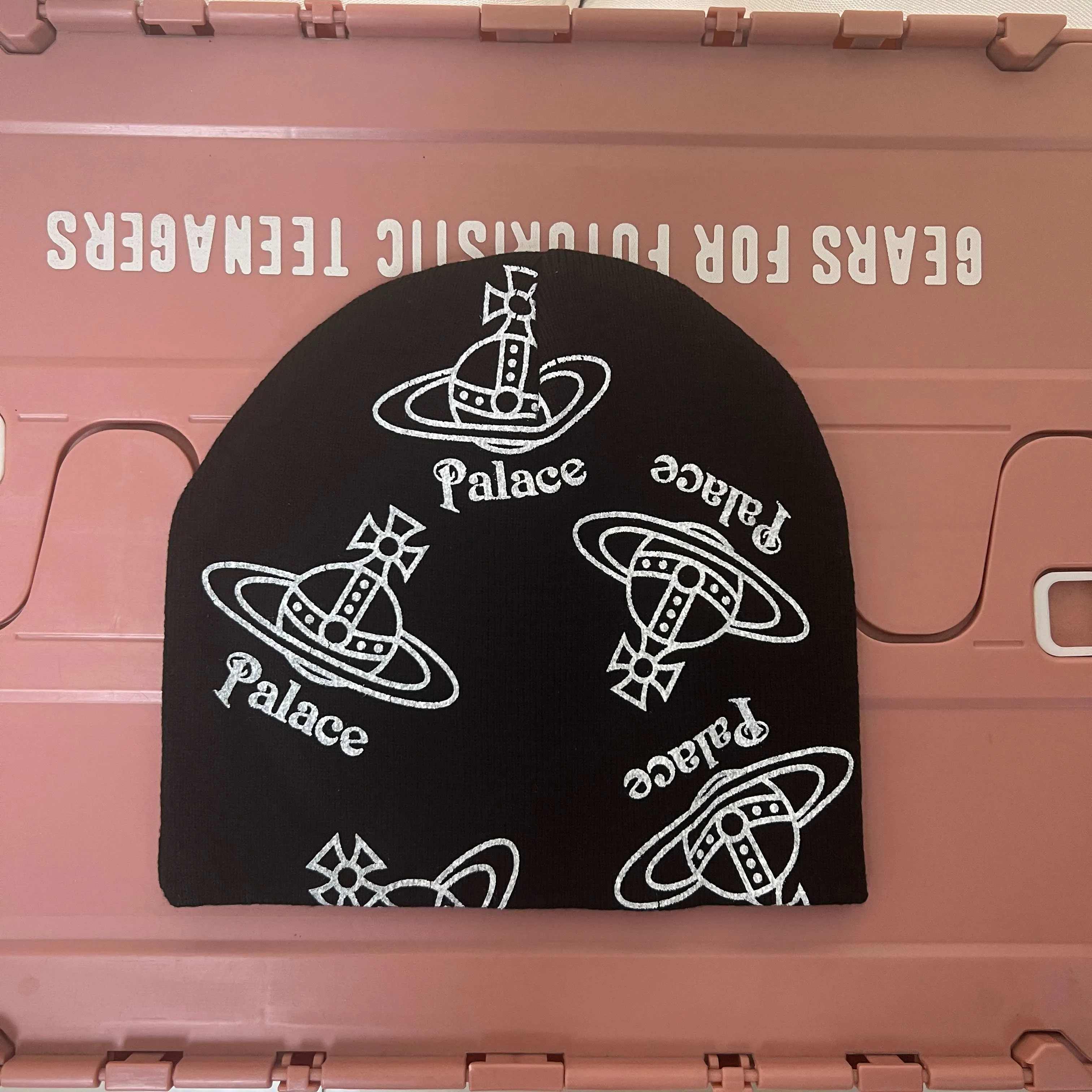 New 🪐viviennewestwood✖️palace co-branded knitted hat with Saturn logo printed all over, 2 colors